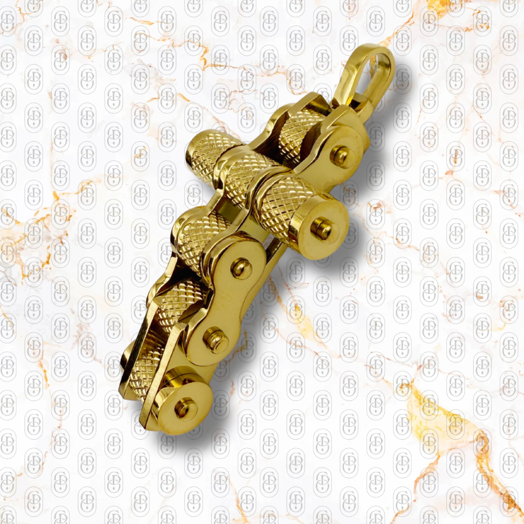 Divine Gear - Colgante Solido Chapado en Oro 18K